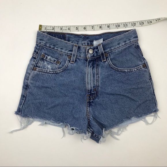 Vintage Levi’s 569 High Waist wedgie Jean Shorts - Picture 3 of 6